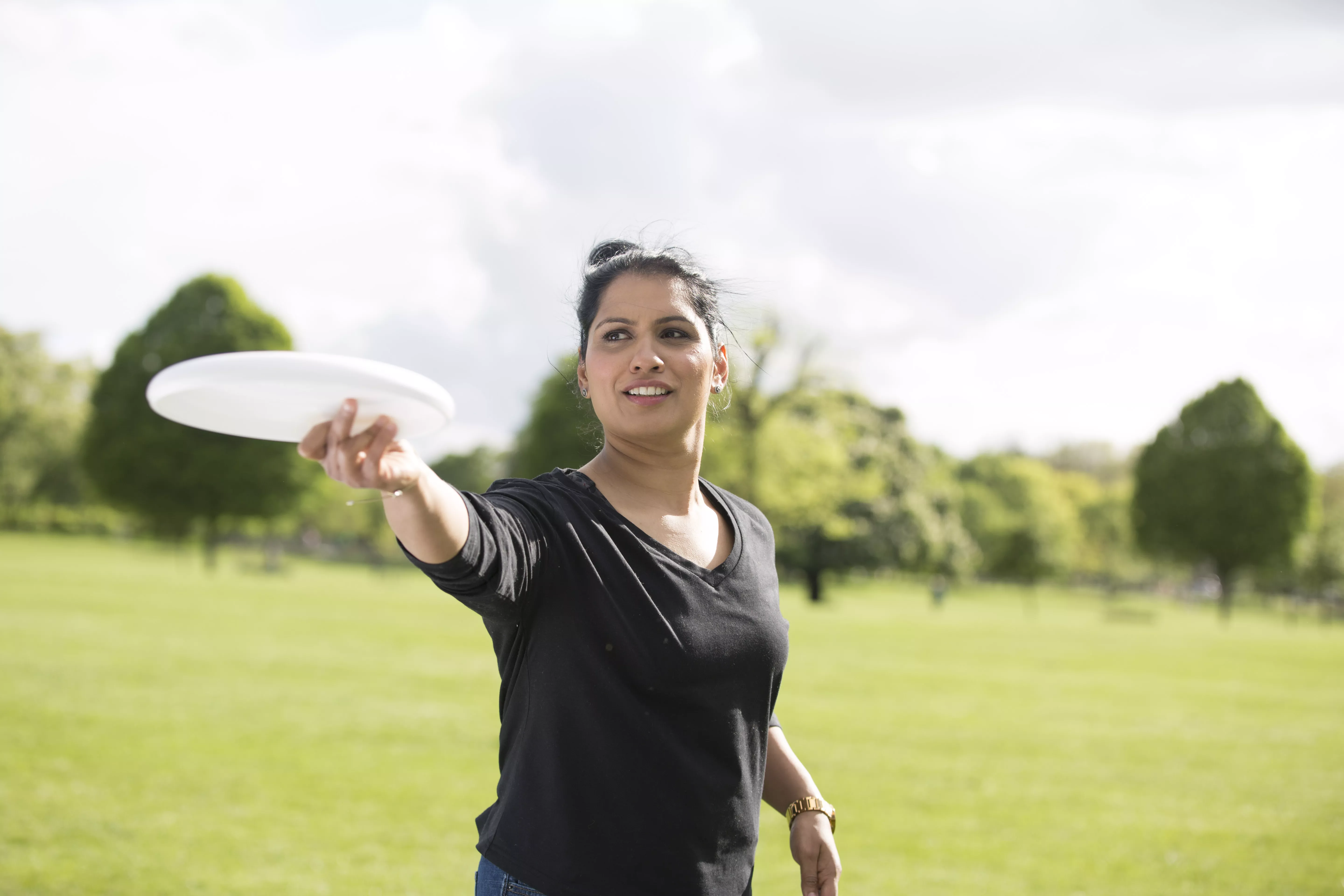 Mujer jugando con frisbee