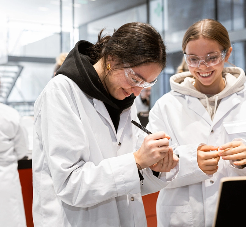 Mit guter Laune wird im SchoolLab experimentiert
