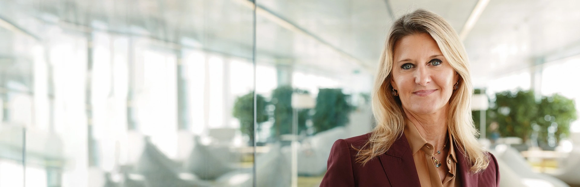 Portrait von Marie-France Tschudin auf dem Novartis Campus in Basel, Schweiz  / Portrait de Marie-France Tschudin sur le campus de Novartis à Bâle, Suisse