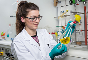 Chemie Laborantin bei der Arbeit