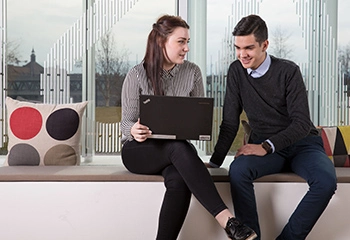 Lernende beim Einrichten eines Sitzungszimmers