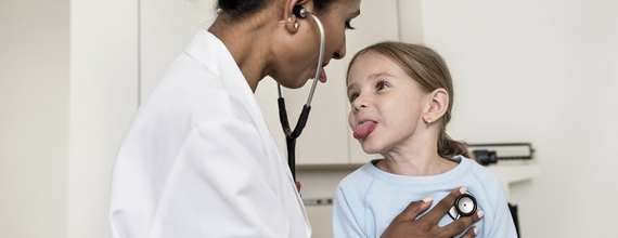 Eine Ärztin im Gespräch mit einem Patienten