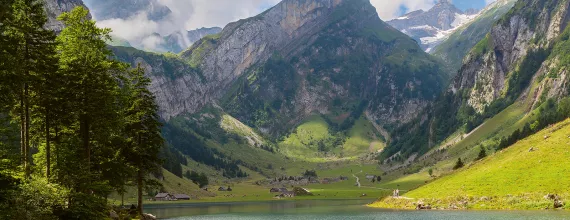 Bergsee in den Alpen, Schweiz – Umweltschutz Novartis / Lac de montagne en Suisse
