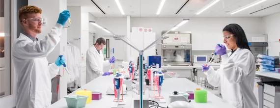 Novartis Wissenschaftlerinnen und Wissenschaftler in moderner Laborumgebung/Scientifiques de Novartis dans un environment de laboratoire moderne