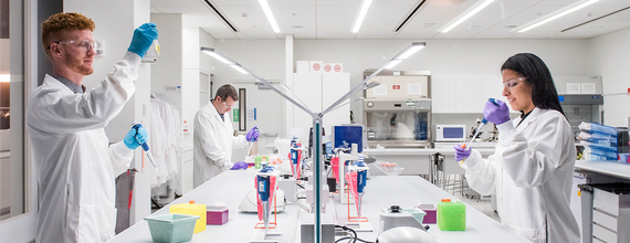 Novartis Wissenschaftlerinnen und Wissenschaftler in moderner Laborumgebung.