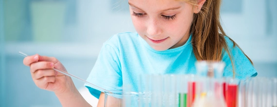 Eine junge Studentin experimentiert im Labor