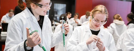 Mit guter Laune wird im SchoolLab experimentiert.
