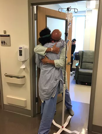 Gisela umarmt nach der erfolgreichen Operation ihren Bruder