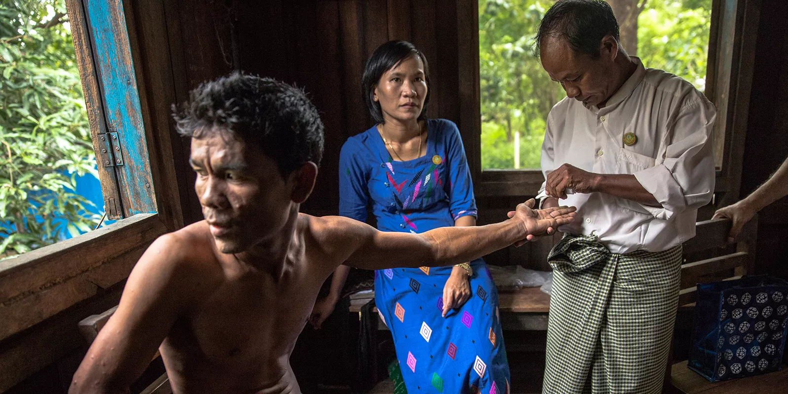 Ein Mann unterzieht sich in Myanmar einer Untersuchung auf Lepra / Un patient atteint par la lèpre est examiné au Myanmar