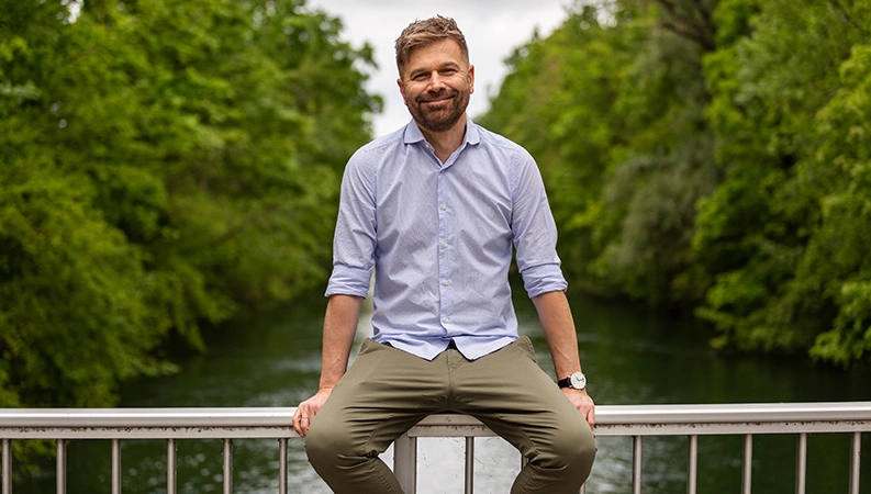 Neven teilt seine Krankheitsgeschichte offen, um mehr Menschen dazu zu bewegen, ihre Haut regelmässig zu untersuchen. 
