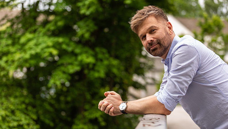 Neven überwandt den ersten Schock nach der Hautkrebsdiagnose und wollte lernen, was er für seine Gesundheit tun kann.