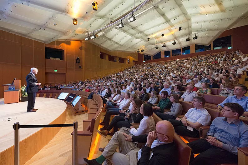 Michael Sandel im Auditorium des Gehry-Gebäudes auf dem Novartis Campus in Basel.
