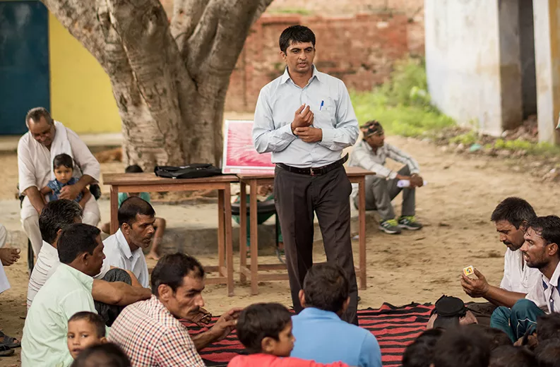 Ein Arzt unterrichtet eine Dorfgemeinschaft in Indien