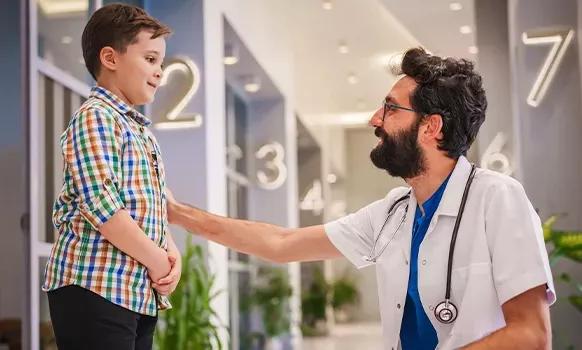 Besprechung zwischen Arzt und jungen Patient