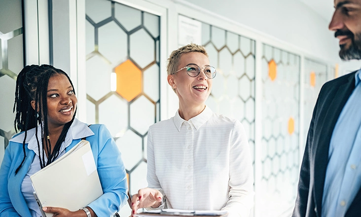 Drei Kollegen in einer Diskussion