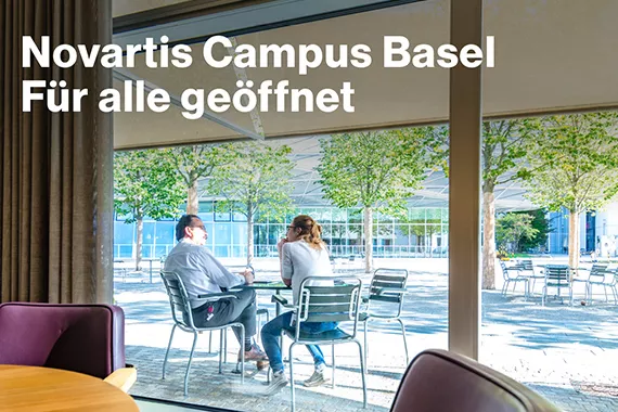 Novartis Campus Basel für alle geöffnet / Personnes assises dans un café sur le Novartis Campus à Bâle, Suisse