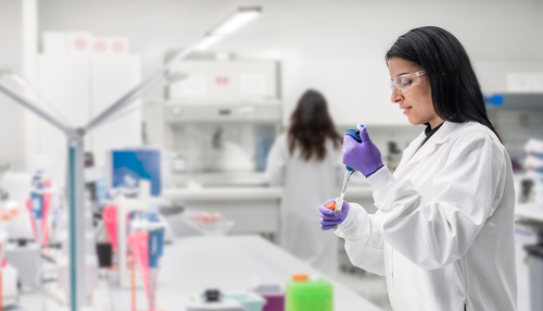 Plusieurs scientifiques de Novartis dans un environnement de laboratoire moderne et lumineux.