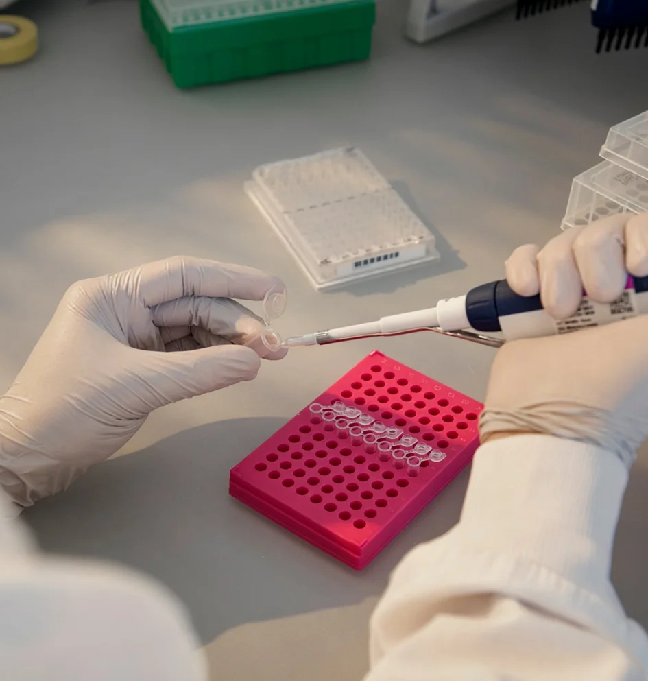 Technicien de laboratoire préparant un échantillon à l'aide d'une pipette