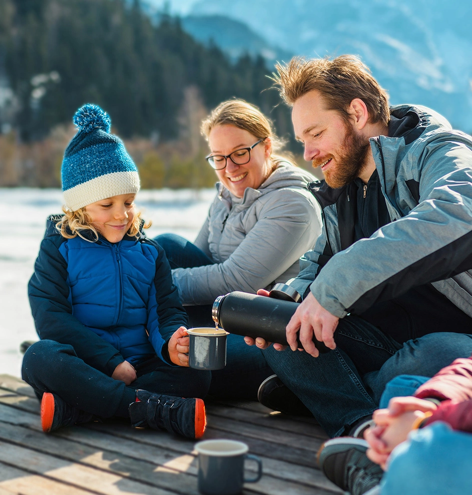 Une pause en famille au bord d'une rivière par une journée ensoleillée