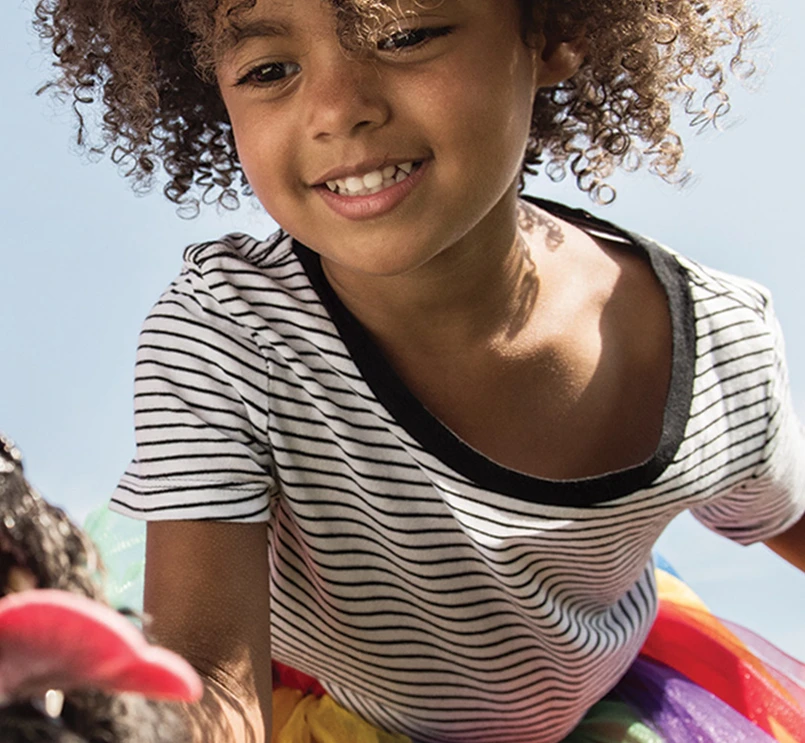 Une jeune fille et un chien lors d'une promenade