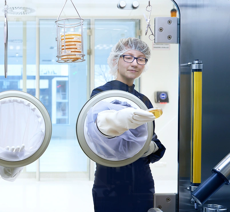 Une employée de laboratoire chez Novartis