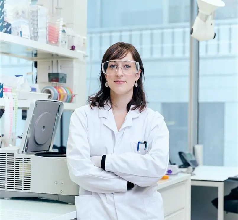 Professionnel de laboratoire, bras croisés, dans un laboratoire.