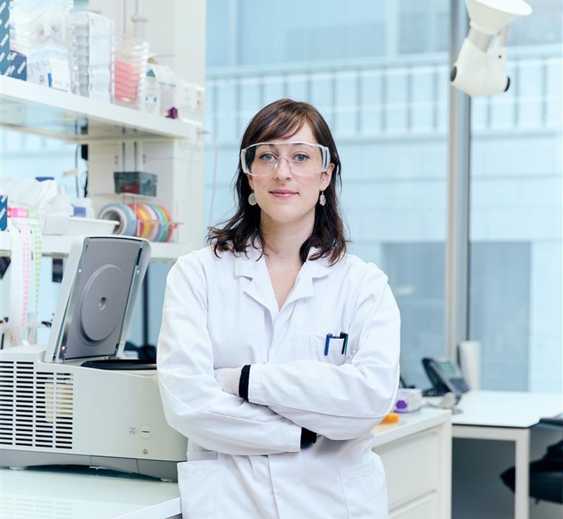 Professionnel de laboratoire, bras croisés, dans un laboratoire.