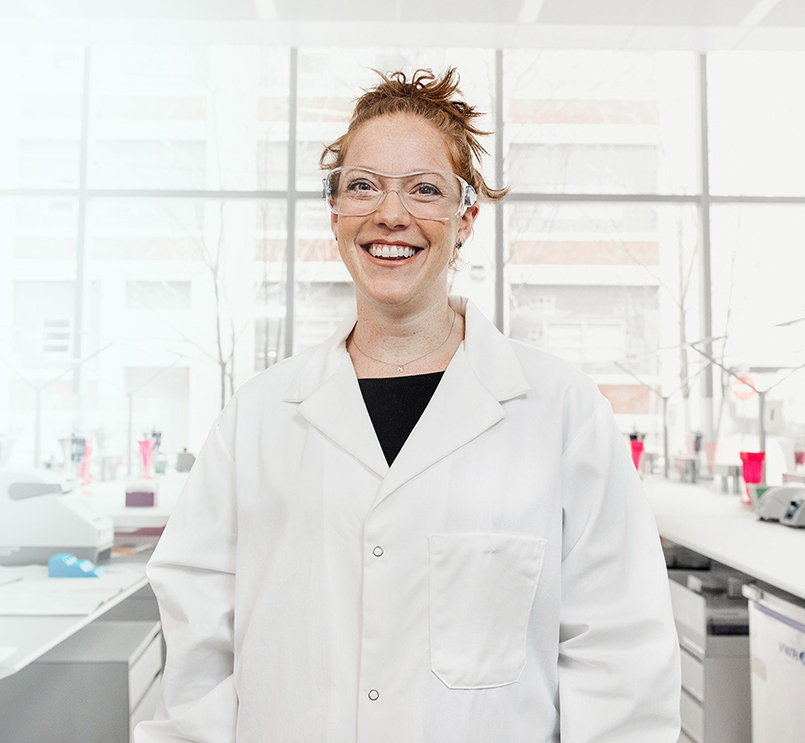 Professionnel de laboratoire en blouse blanche.