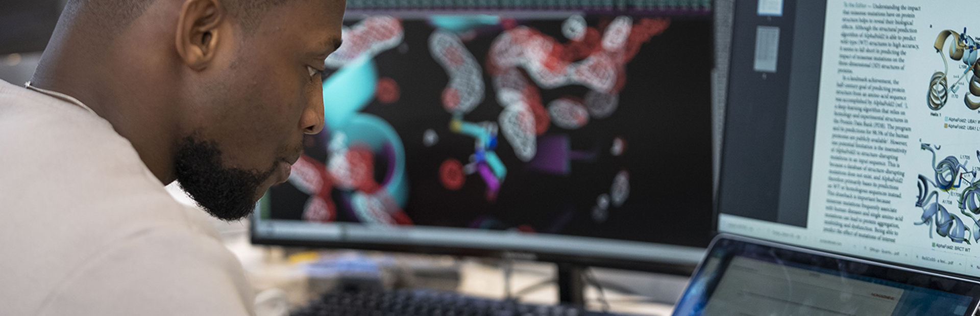 Un scientifique de Novartis est assis devant son ordinateur et construit des modèles virtuels pour le traitement du cancer