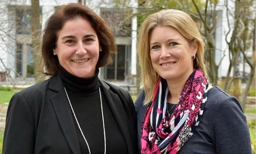 Portrait de deux femmes à l'extérieur du Campus Novartis