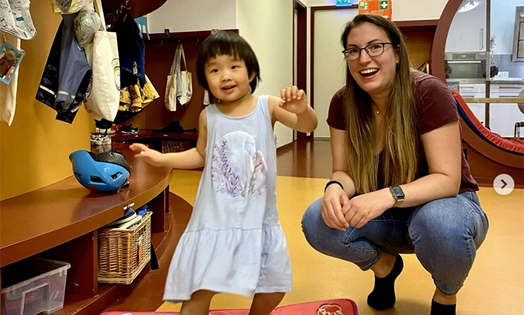 Une femme et une petite fille posent pour un portrait à la garderie