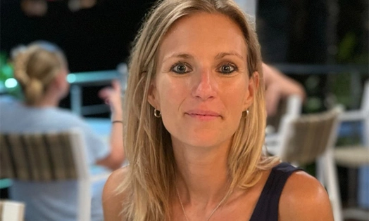 Une femme attablée en tenue de soirée