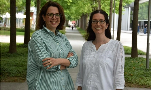 Portrait de deux femmes à l'extérieur du Campus Novartis
