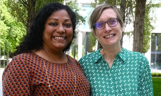 Portrait de deux femmes à l'extérieur du Campus Novartis