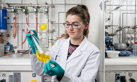 Une employée de laboratoire chez Novartis