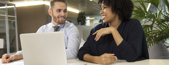 Des collaborateurs de Novartis en discussion