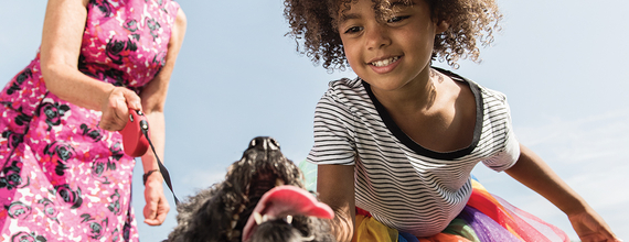 Une jeune fille et un chien lors d'une promenade