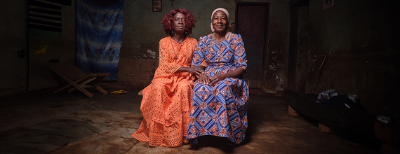Portrait assis de deux camerounaises en habits traditionnels