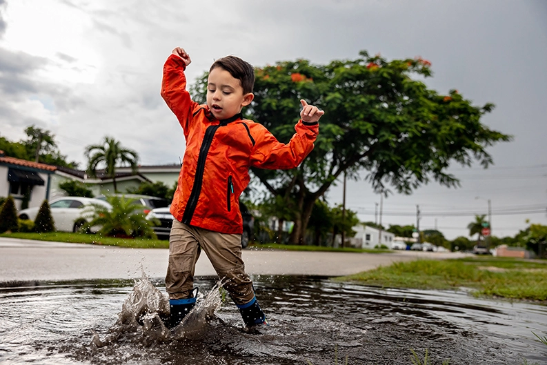 Matteo Almeida, un jeune patient atteint de SMA de type 1, peut grâce à la thérapie génique jouer comme les autres enfants de son âge