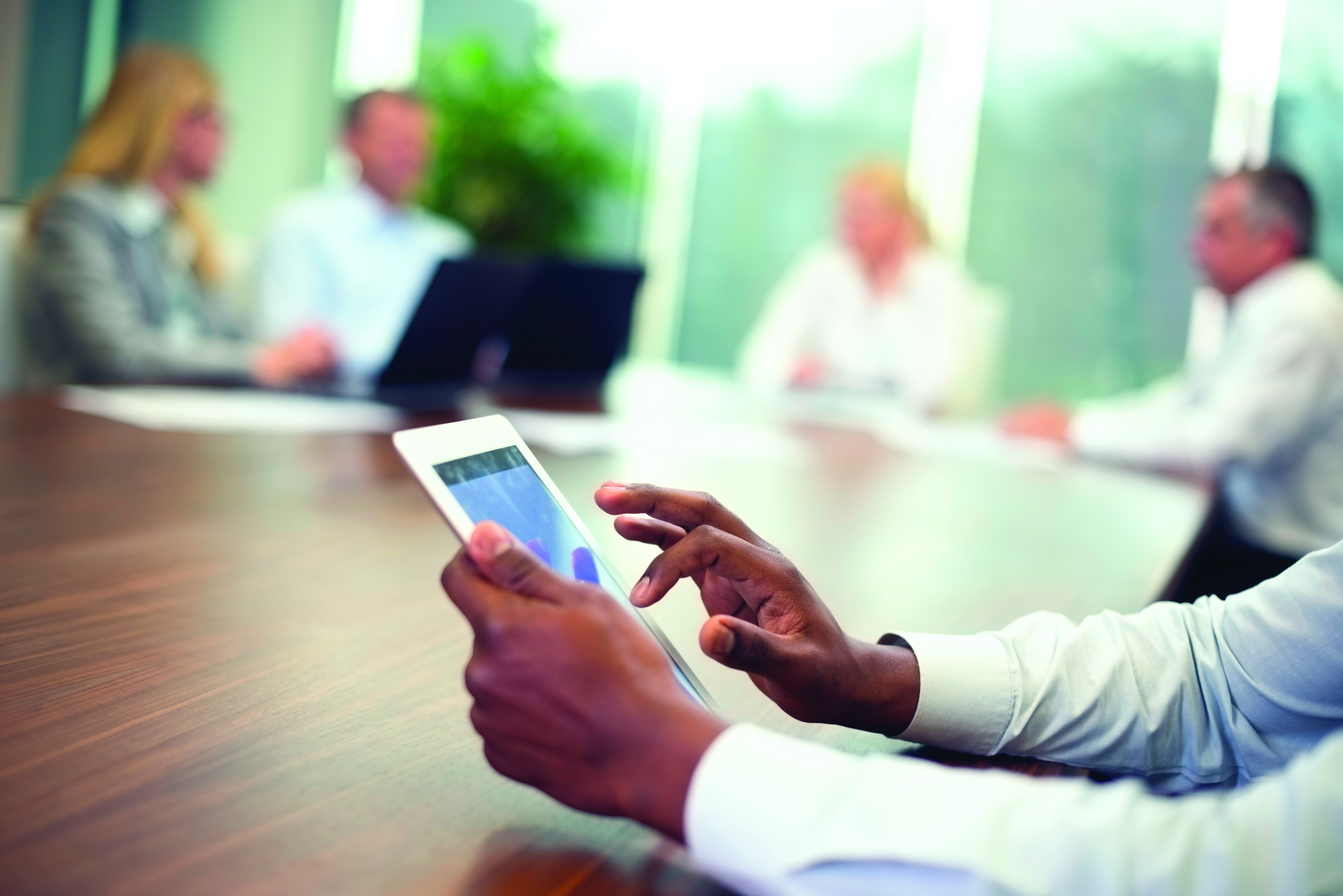 Plusieurs personnes travaillent autour d'une table