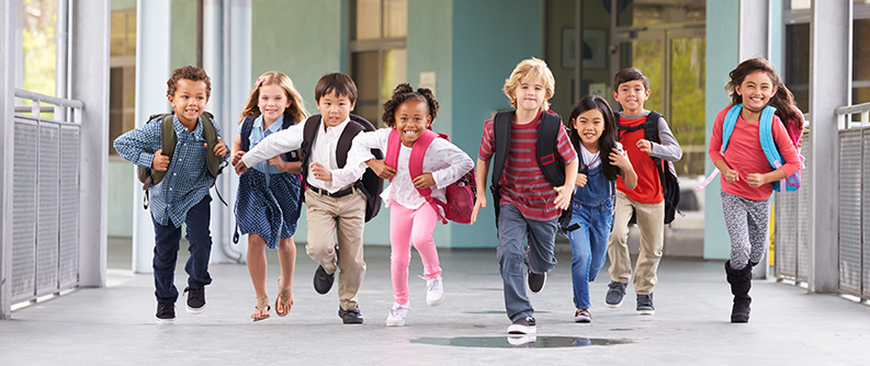 Un groupe d'enfants à la sortie de l'école