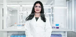 Portrait d'une scientifique dans un laboratoire