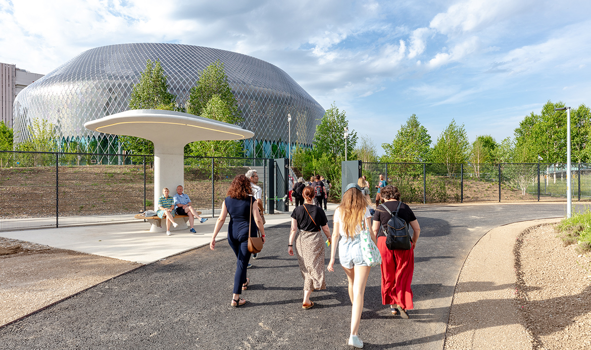 Der Novartis Pavillon ist ein modernes, öffentlich zugängliches Ausstellungs- und Eventzentrum auf dem Novartis Campus. / Le Pavillon Novartis est un centre d'exposition et d'événements moderne, ouvert au public, situé sur le campus Novartis.