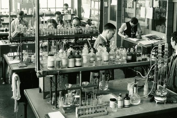 Un laboratoire de recherche à Bâle au début du XXe siècle.