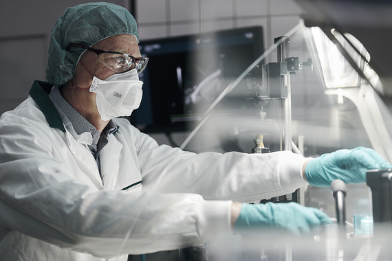 Un scientifique au travail en laboratoire