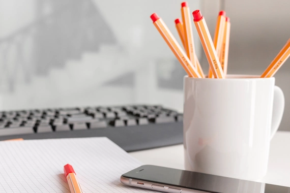 Du matériel d'écriture sur un bureau