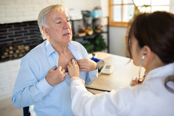 Un médecin examine un patient avec un stéthoscope