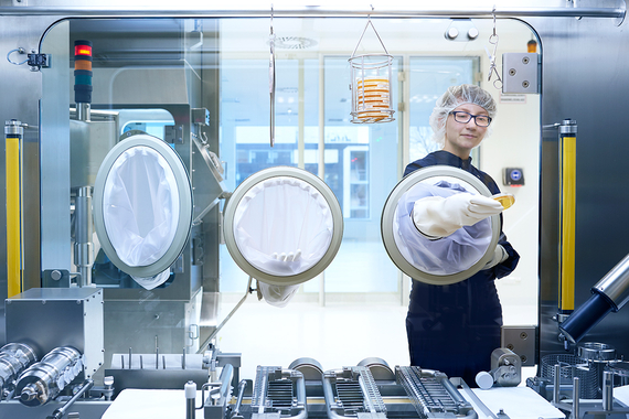 Une employée de production opérant en milieu stérile.