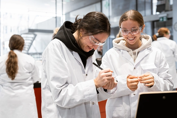 Mit guter Laune wird im SchoolLab experimentiert