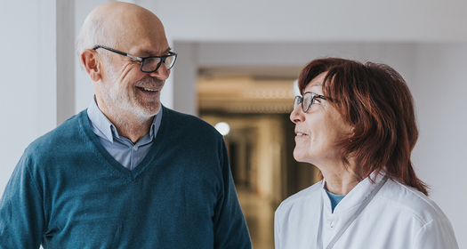 Porträt eines Patienten und einer Pflegekraft im Gespräch